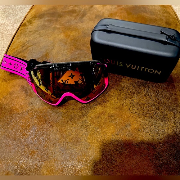 LV Snow Mask - Picture 1 of 5